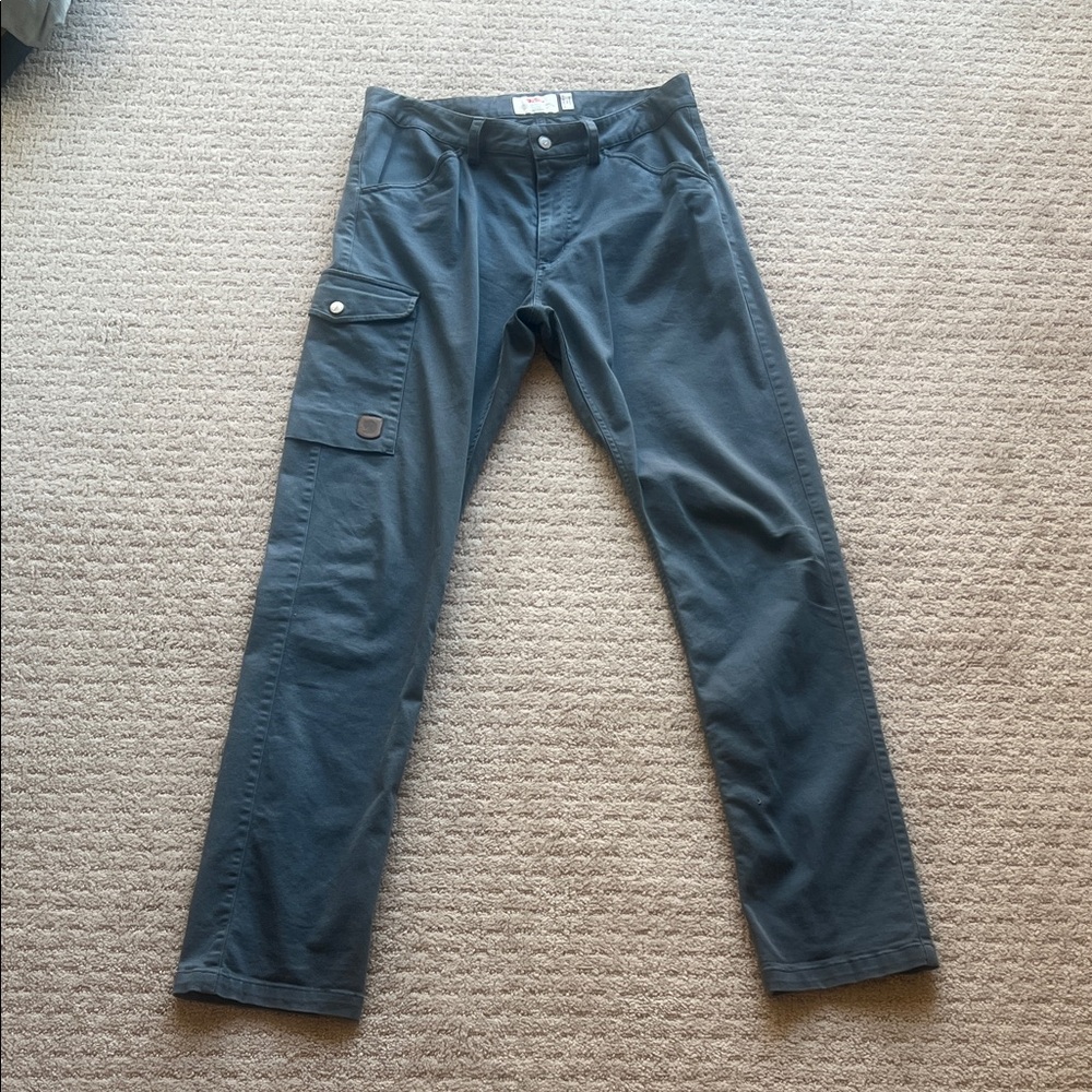 Fjallraven Men's Cargo Pants in Dark Blue
